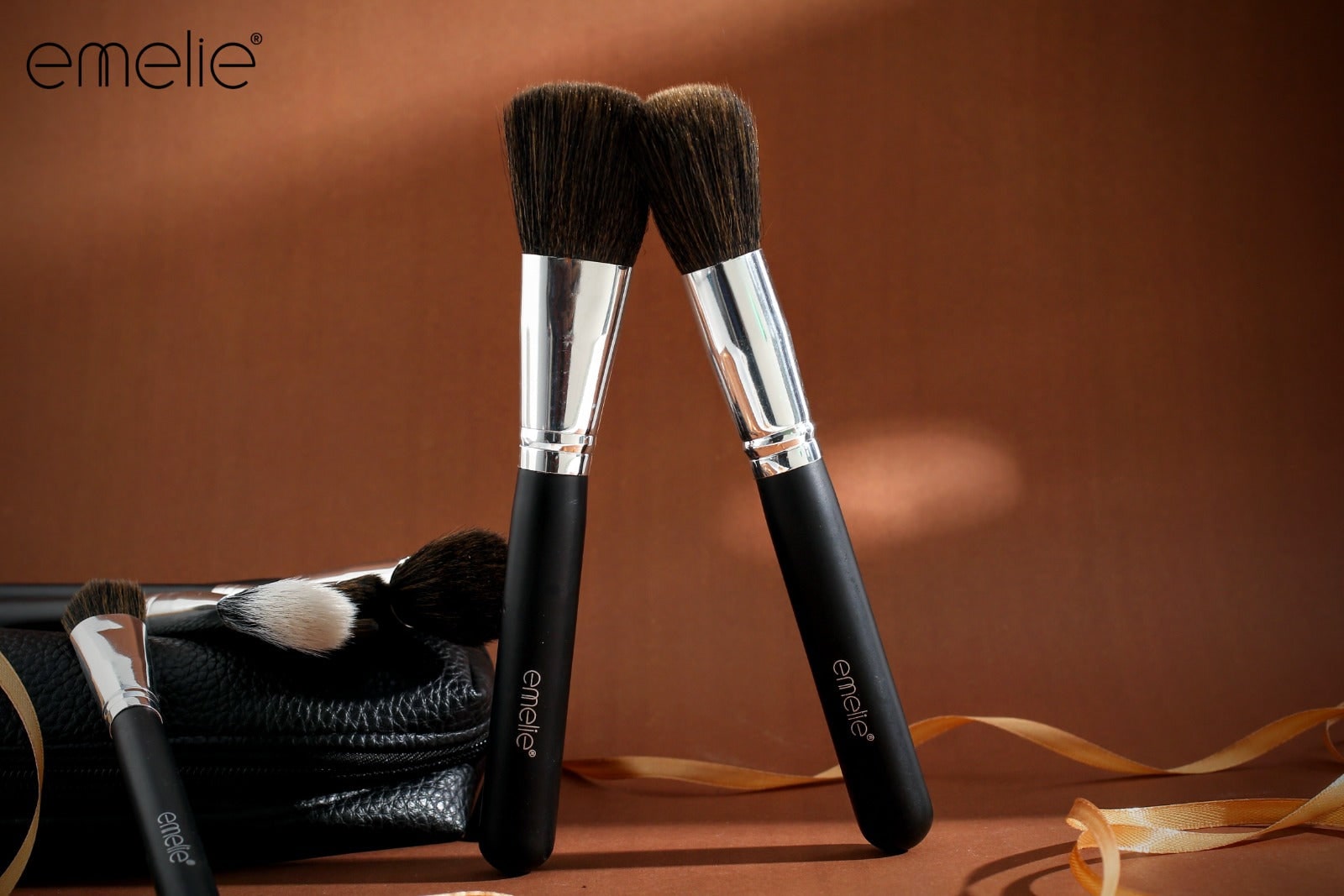 Ultimate Essentials Brush Set with Bag (6pcs) Emelie Cosmetics.pk